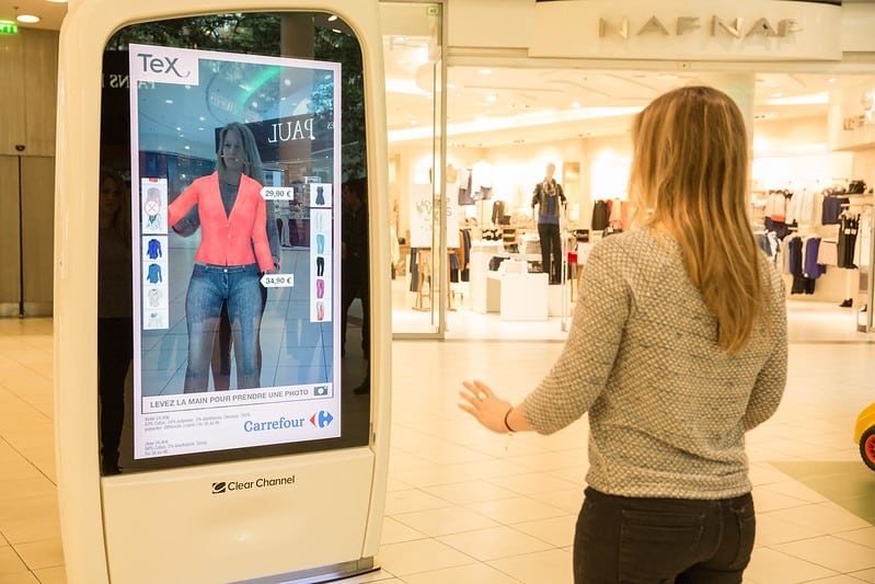 Esempio di camerino intelligente integrato con servizi digitali per il retail