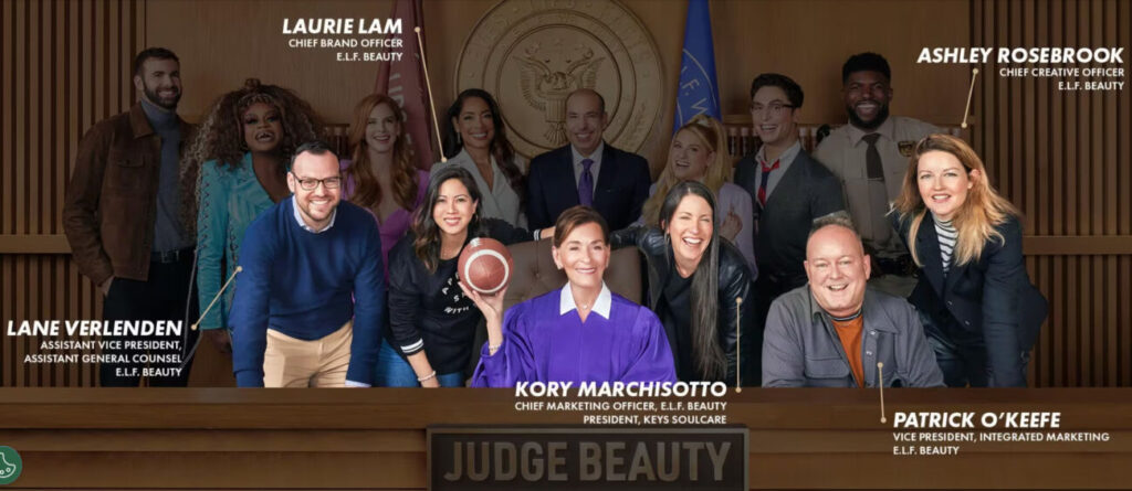 Riferimento visivo dello spot: un'aula di tribunale formale ma reinterpretata in chiave pop e colorata.