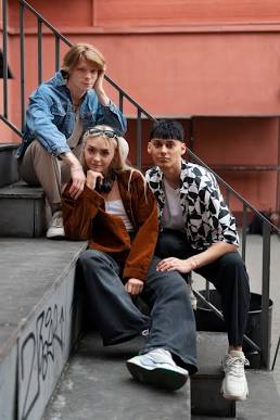 L'estetica della Gen Z si fonda su spontaneità, richiami rétro e rifiuto della perfezione artefatta. Fuente: Glance