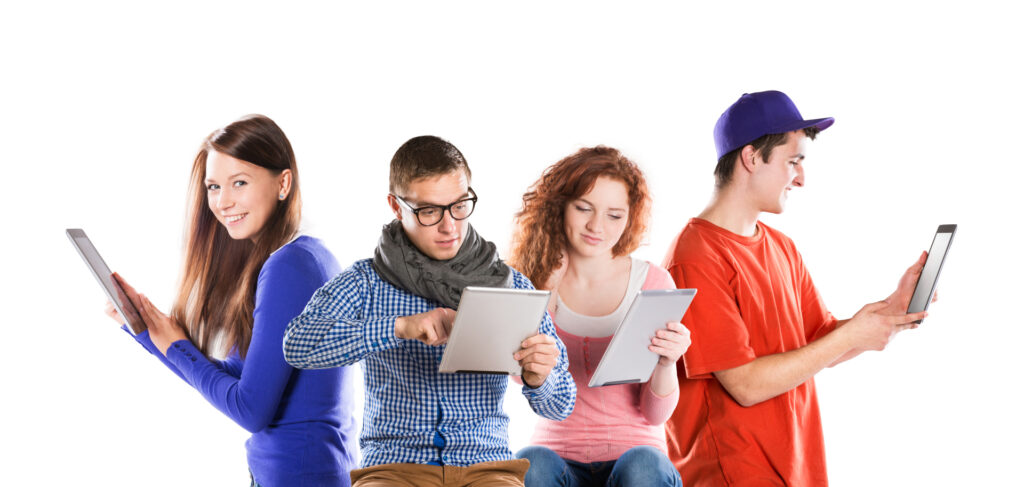 Persone della Generazione Z in un contesto digitale e sociale